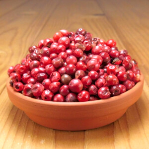 Rosa Pfefferbeeren ganz in einer Tonschale.
