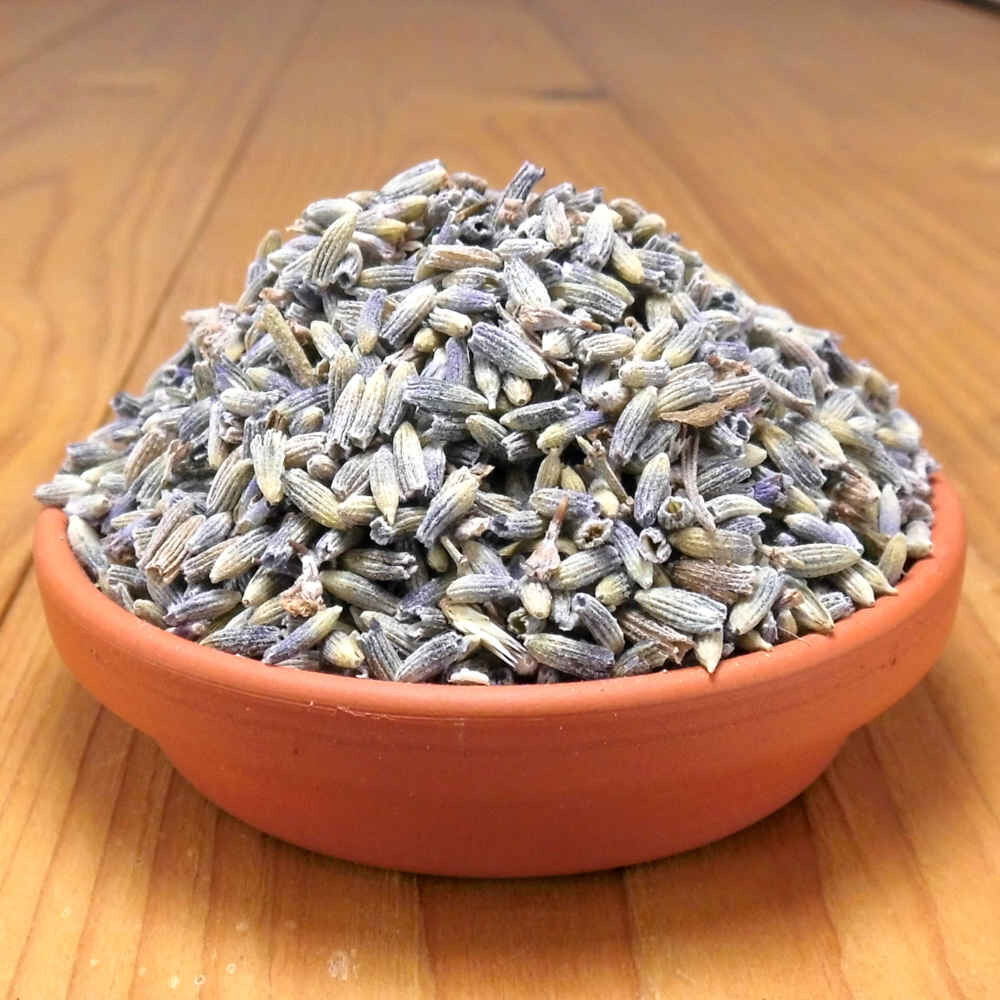 Getrocknete Lavendelblüten in einer Tonschale.