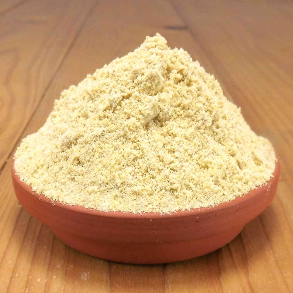 Senfmehl gelb in einer Tonschale.