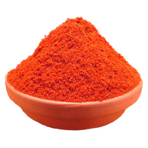 Paprika Edelsüß gemahlen in einer Tonschale auf weißem Grund.